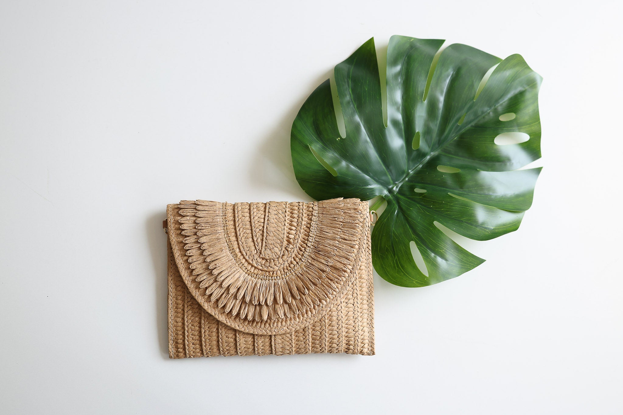 VACAY RAFFIA CLUTCH