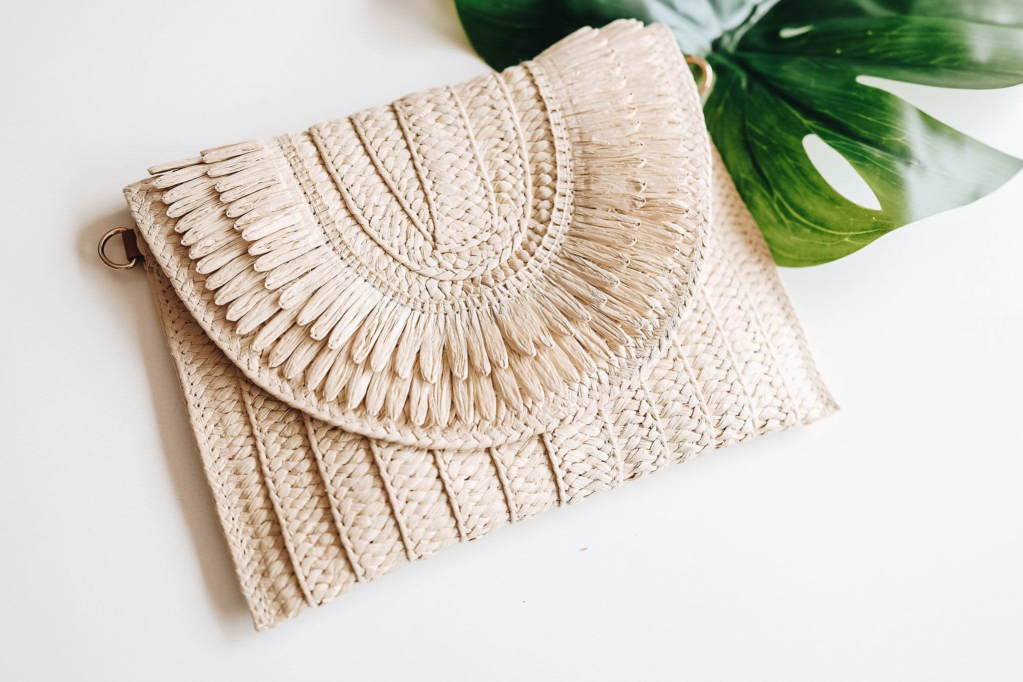 VACAY RAFFIA CLUTCH