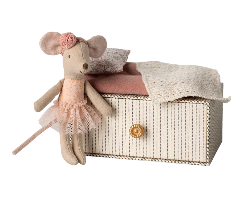 Dance mouse in daybed, Little sister
