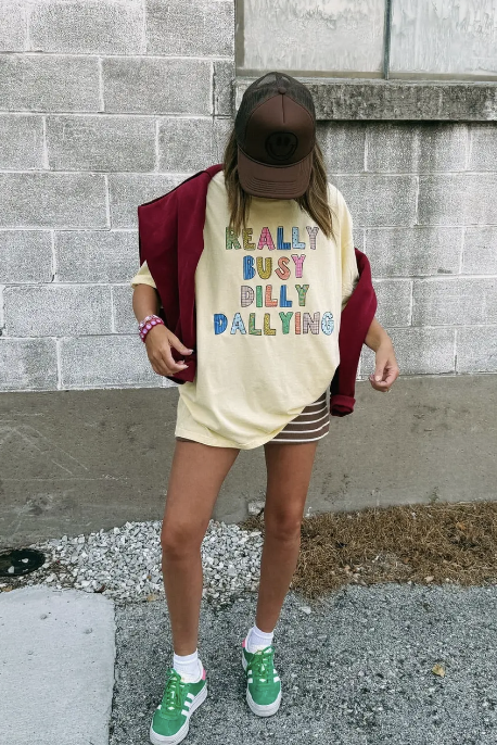 DILLY DALLYING GRAPHIC TEE