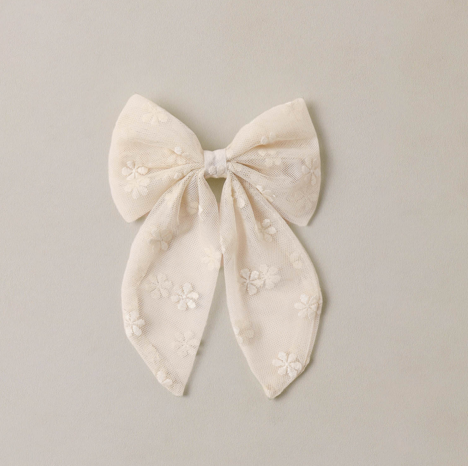 EVERLY BOW EMBROIDERED DAISY
