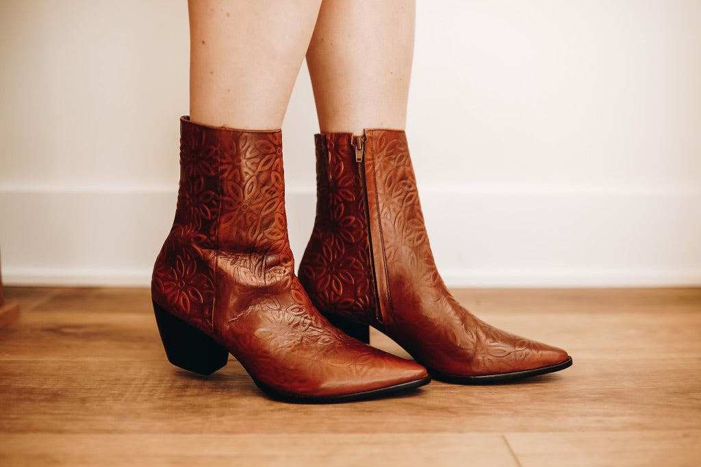 CATY FLORAL COGNAC BOOT