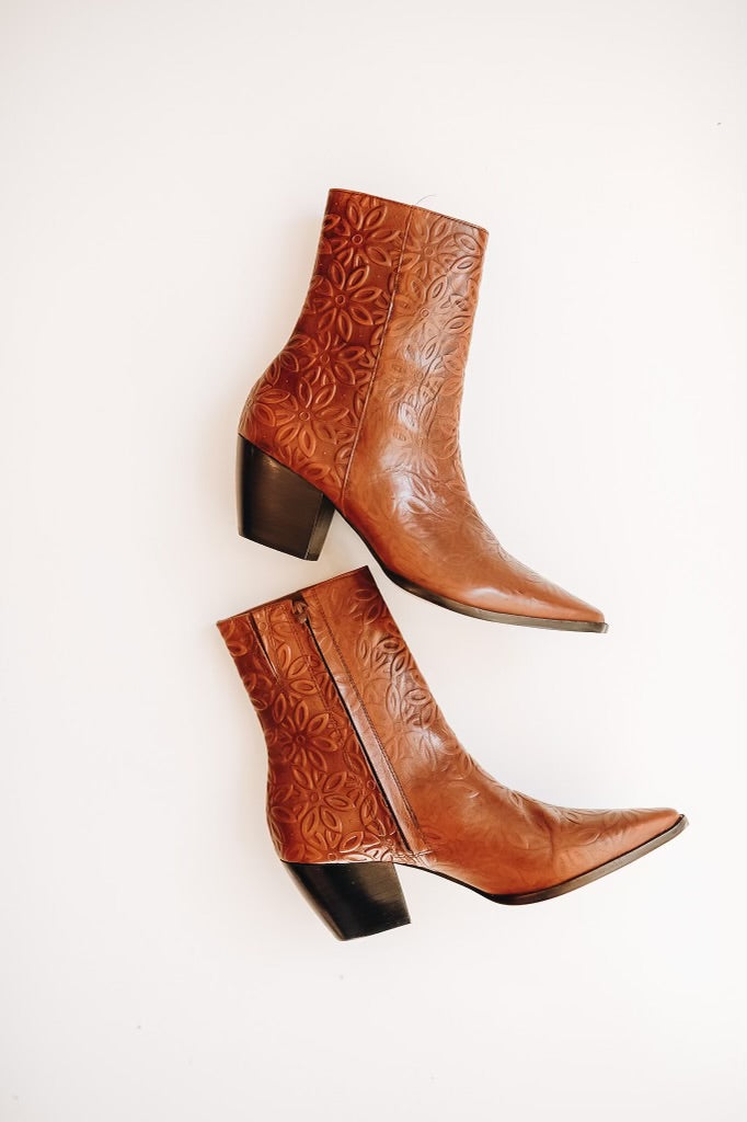 CATY FLORAL COGNAC BOOT