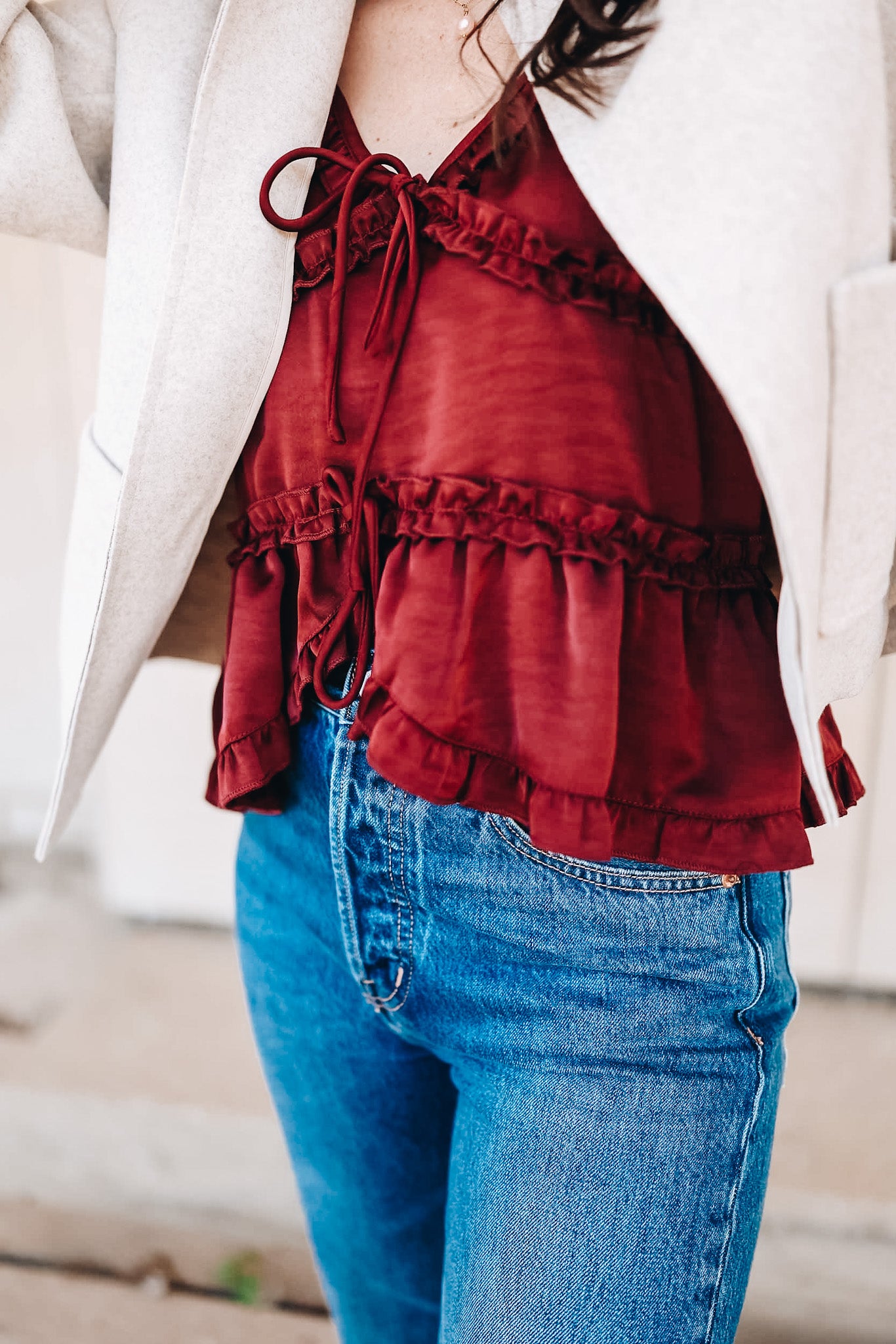 ONE LOOK RUFFLE TRIM V NECK SLV/LESS TOP