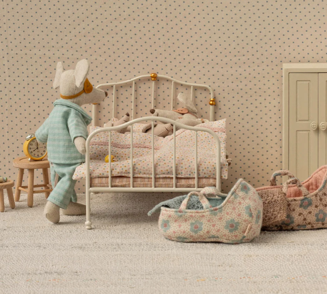 Vintage bed, Mouse