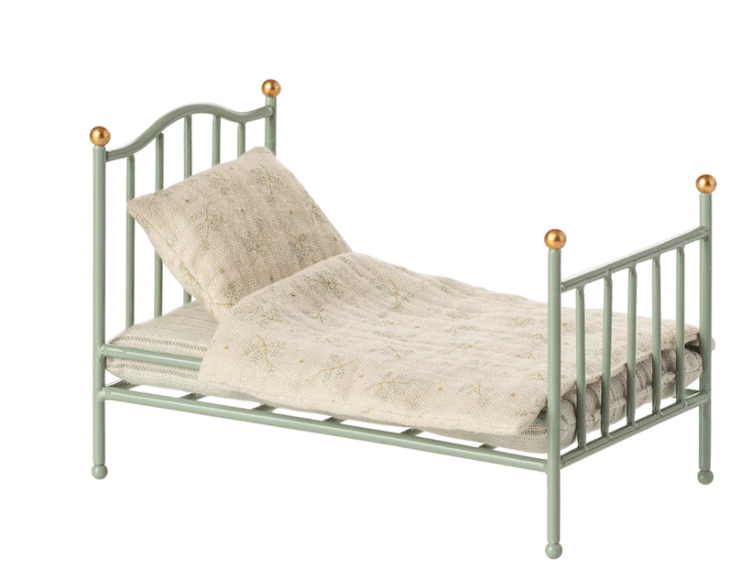 Vintage single bed, Mouse