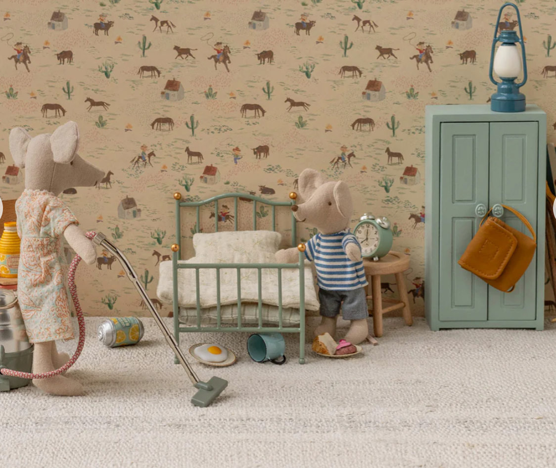 Vintage single bed, Mouse